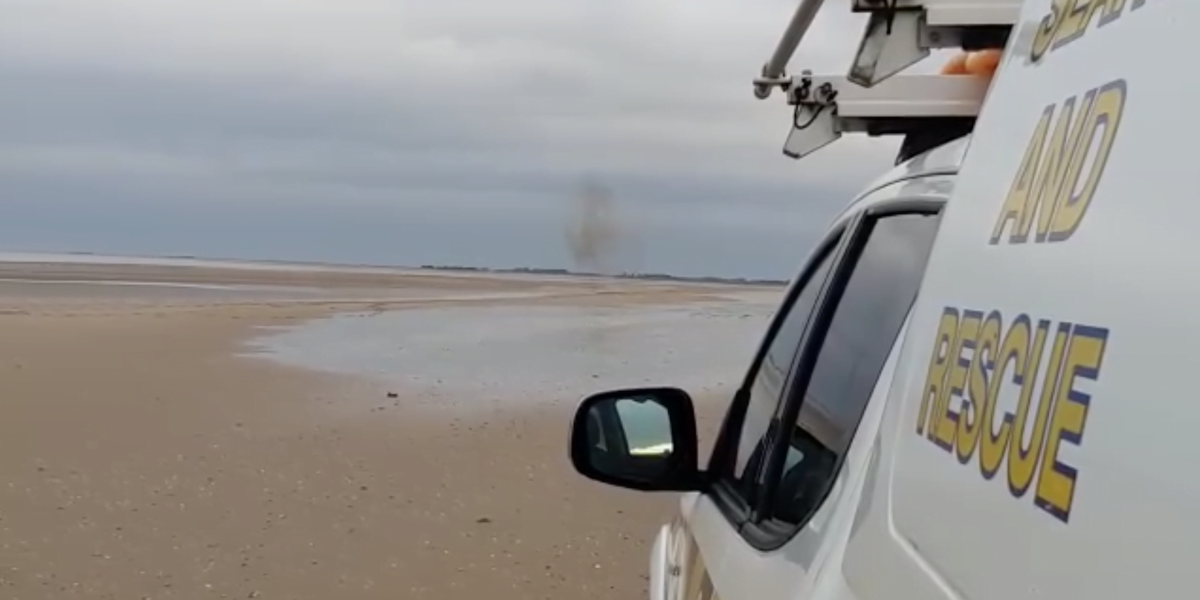 Bomb disposal experts rush to Cleethorpes beach
