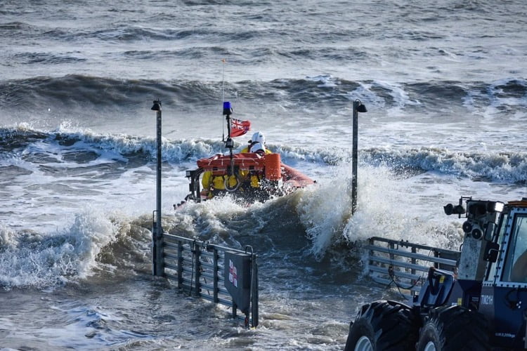 RNLI issues coastal weather warning