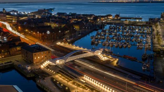 Warning over 'love locks' on new Hull bridge