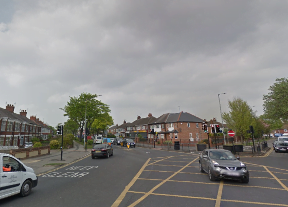 Three-car collision closes Hull street