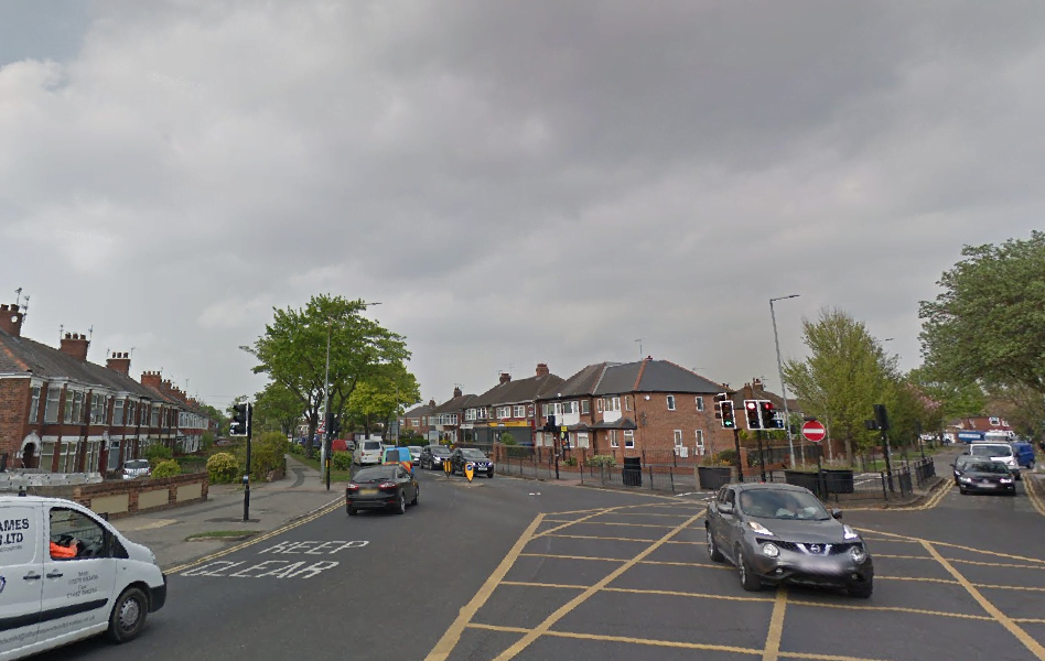 Three-car collision closes Hull street