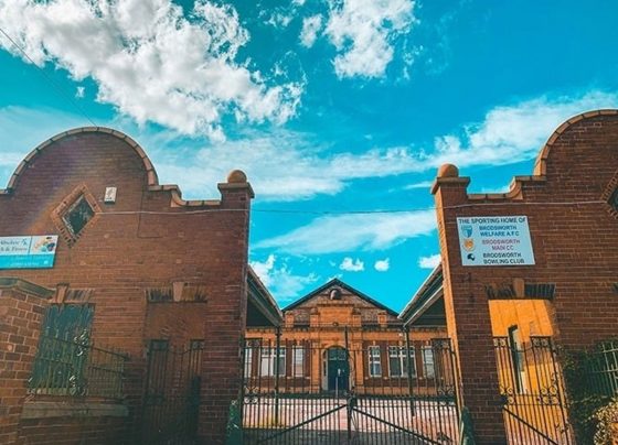 Miliband saves historic building